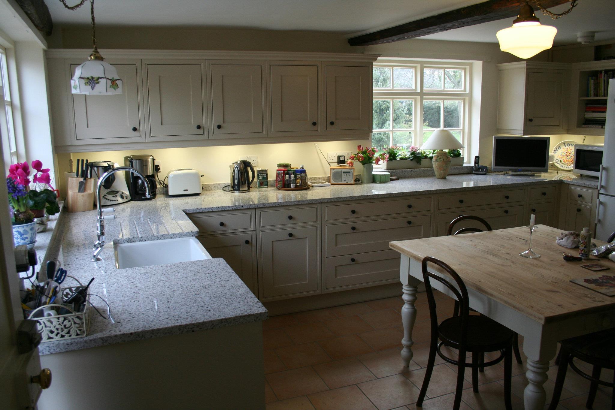 Knole, painted — a Stoneham kitchen by Kitchensmiths (photograph 2 of 4)