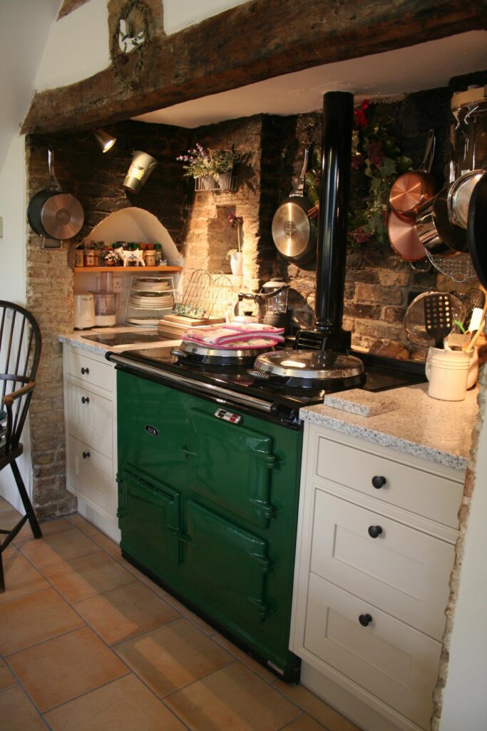 Knole, painted — a Stoneham kitchen by Kitchensmiths (photograph 3 of 4)