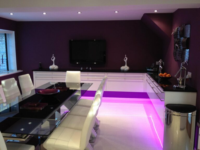 Cambia in high gloss, with feature lighting