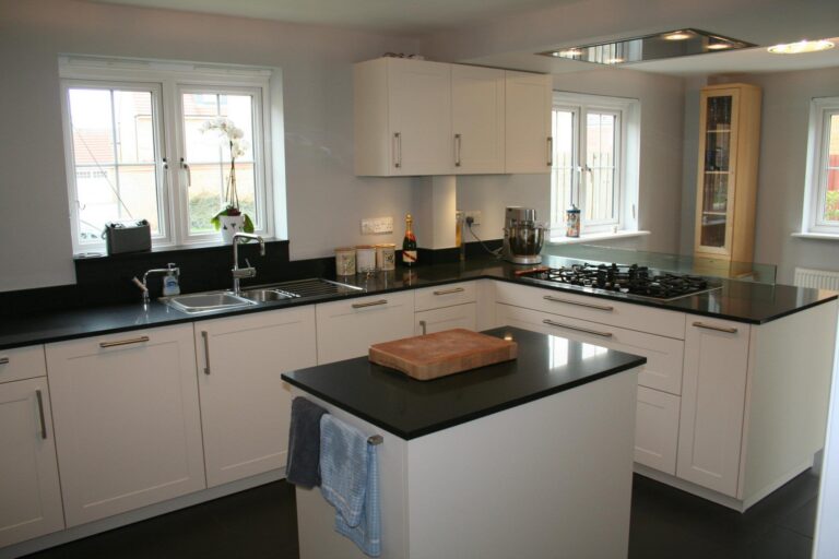 Cannes, in black Silestone
