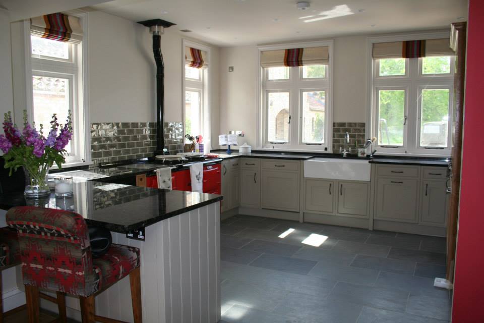 Knowle in Light Gray and character oak — a Stoneham kitchen by Kitchensmiths (photograph 4 of 5)