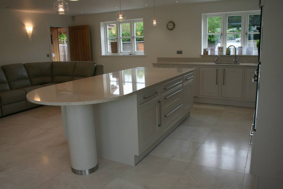 Knowle in Skimming Stone — a Stoneham kitchen by Kitchensmiths (photograph 2 of 3)