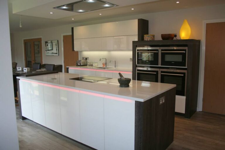 Solo in high gloss white, with wenge