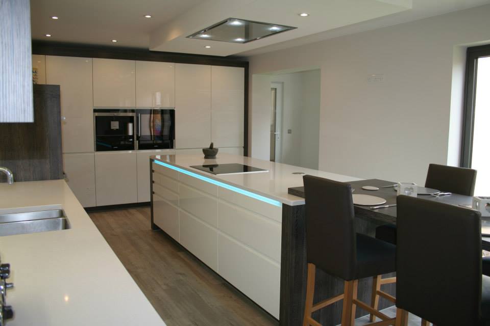 Solo in high gloss white, with wenge — a Rational kitchen by Kitchensmiths (photograph 3 of 4)