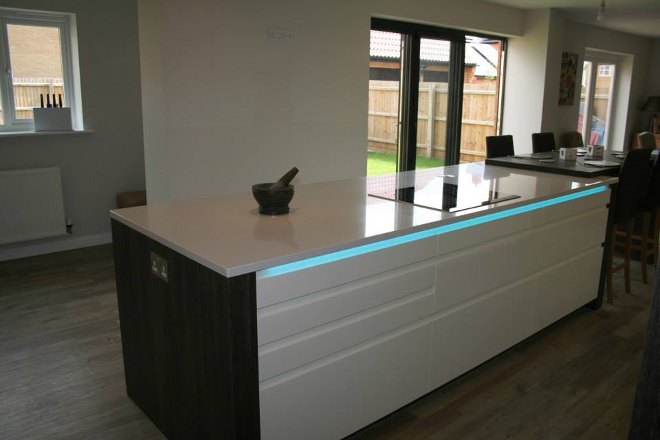 Solo in high gloss white, with wenge — a Rational kitchen by Kitchensmiths (photograph 4 of 4)