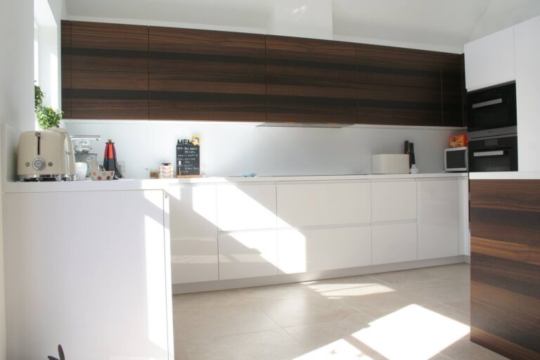 Solo in high gloss white, with smoked oak