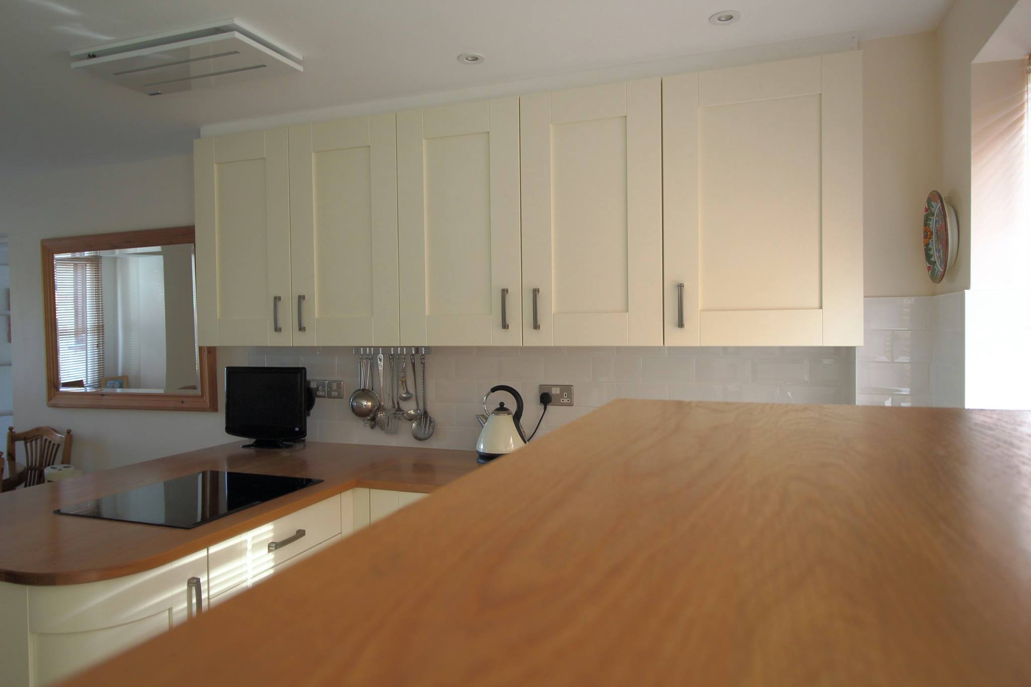 Broxbourne in Ivory, with solid oak — a Stoneham kitchen by Kitchensmiths, with solid oak worktops (photograph 5 of 5)
