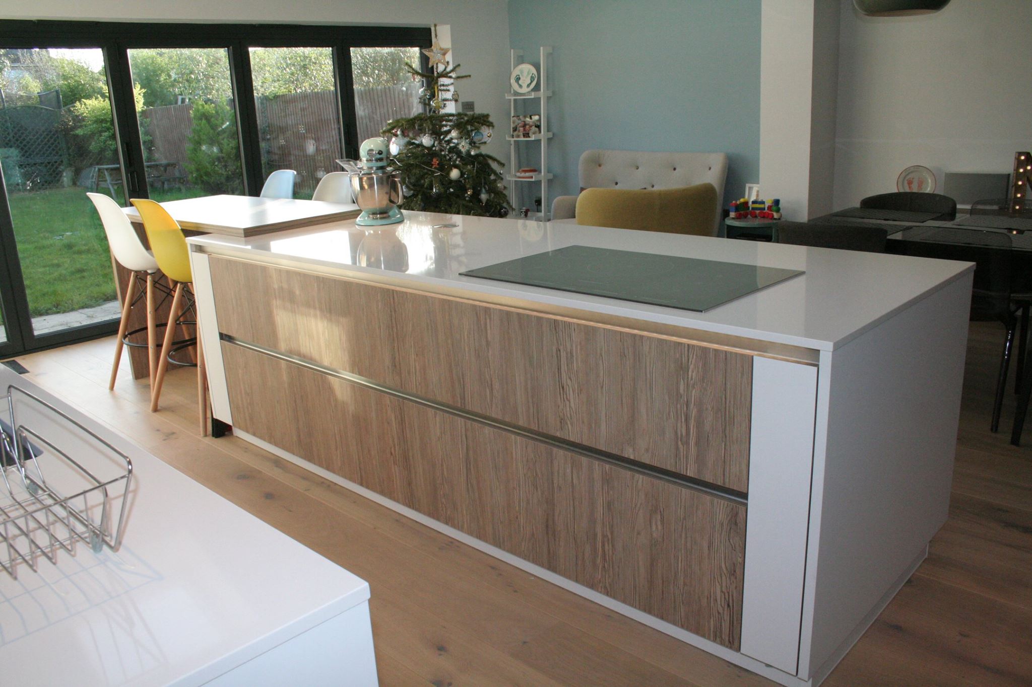 Sleek handleless functionality — a kitchen by Kitchensmiths (photograph 2 of 3)