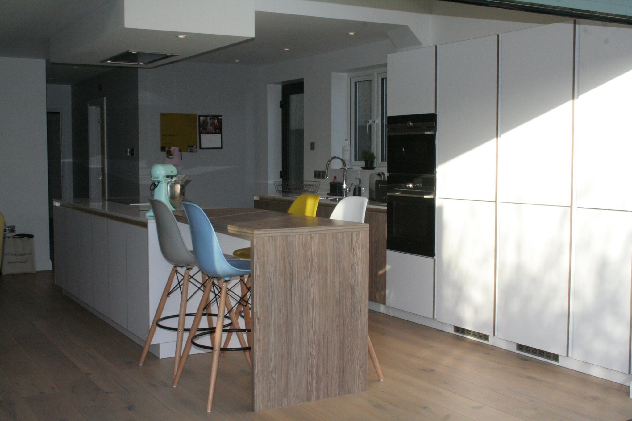 Sleek handleless functionality — a kitchen by Kitchensmiths (photograph 3 of 3)
