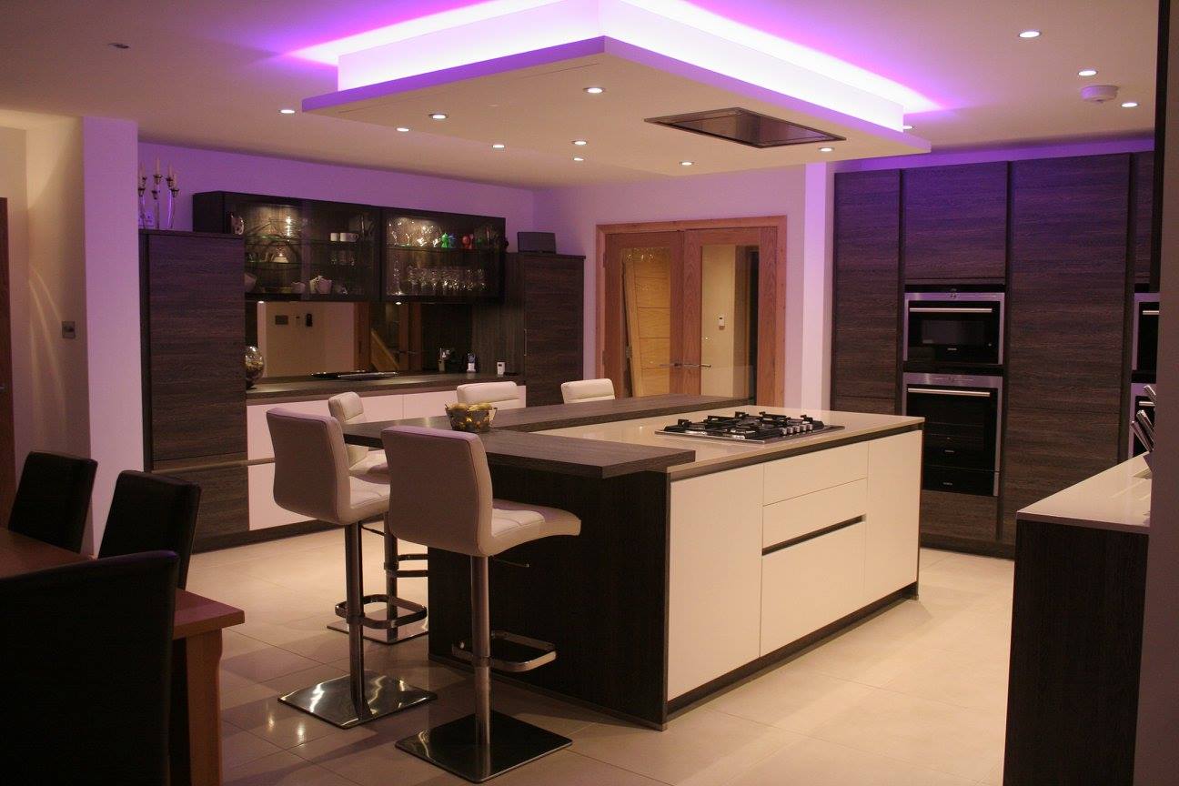 Handleless, fully specified — a kitchen by Kitchensmiths, with silestone worktops (photograph 2 of 8)