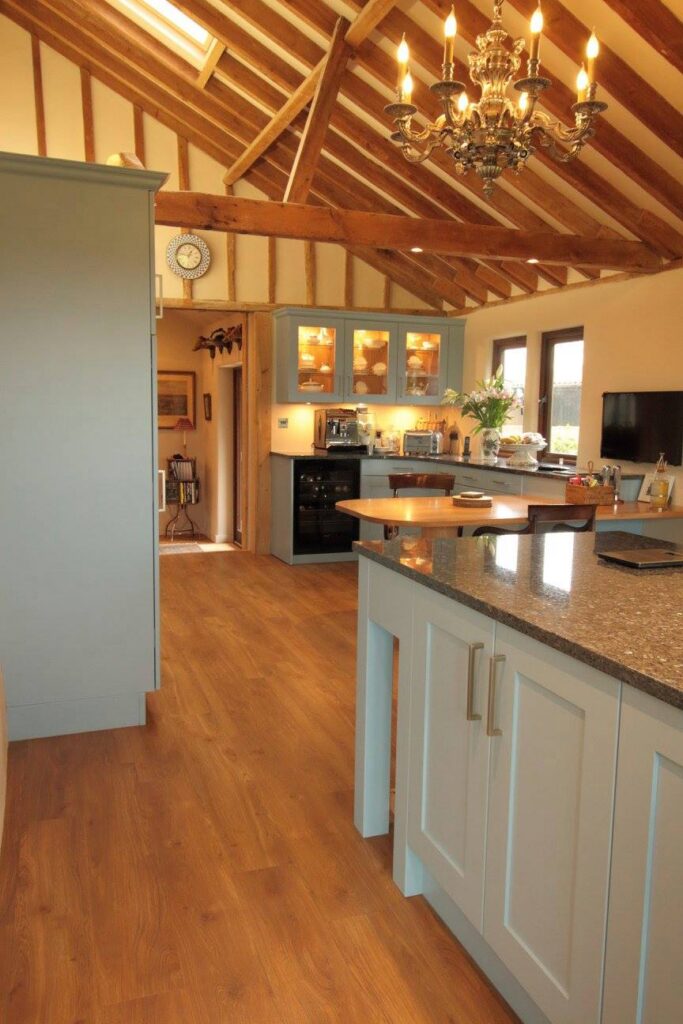 Edwardian, with brass and Kohler — a Stoneham kitchen by Kitchensmiths (photograph 5 of 9)