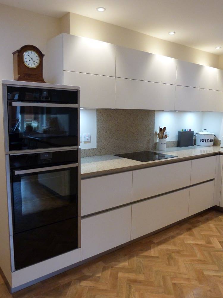 Handleless, with Silestone — a kitchen by Kitchensmiths, with silestone Workops worktops (photograph 2 of 7)