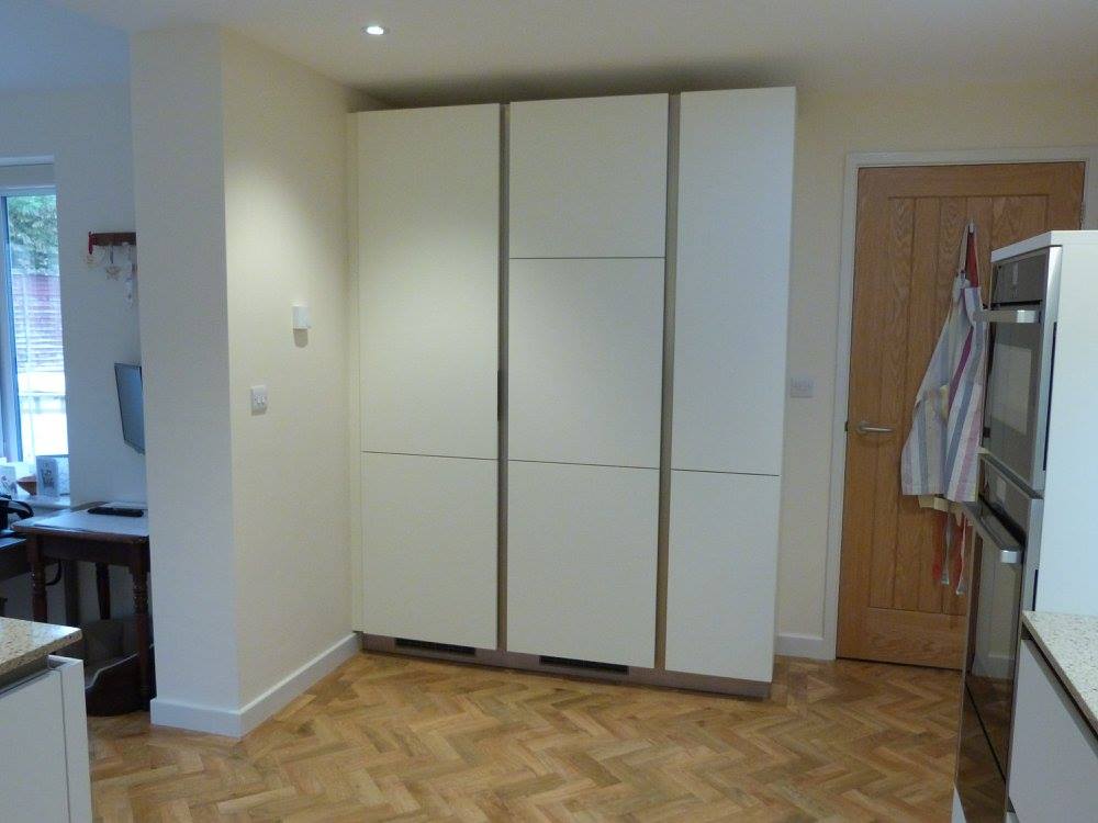 Handleless, with Silestone — a kitchen by Kitchensmiths, with silestone Workops worktops (photograph 3 of 7)