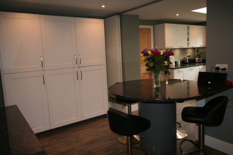White shaker, steel grey granite