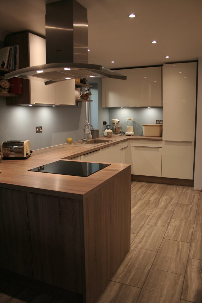 Como High Gloss White, with dark oak