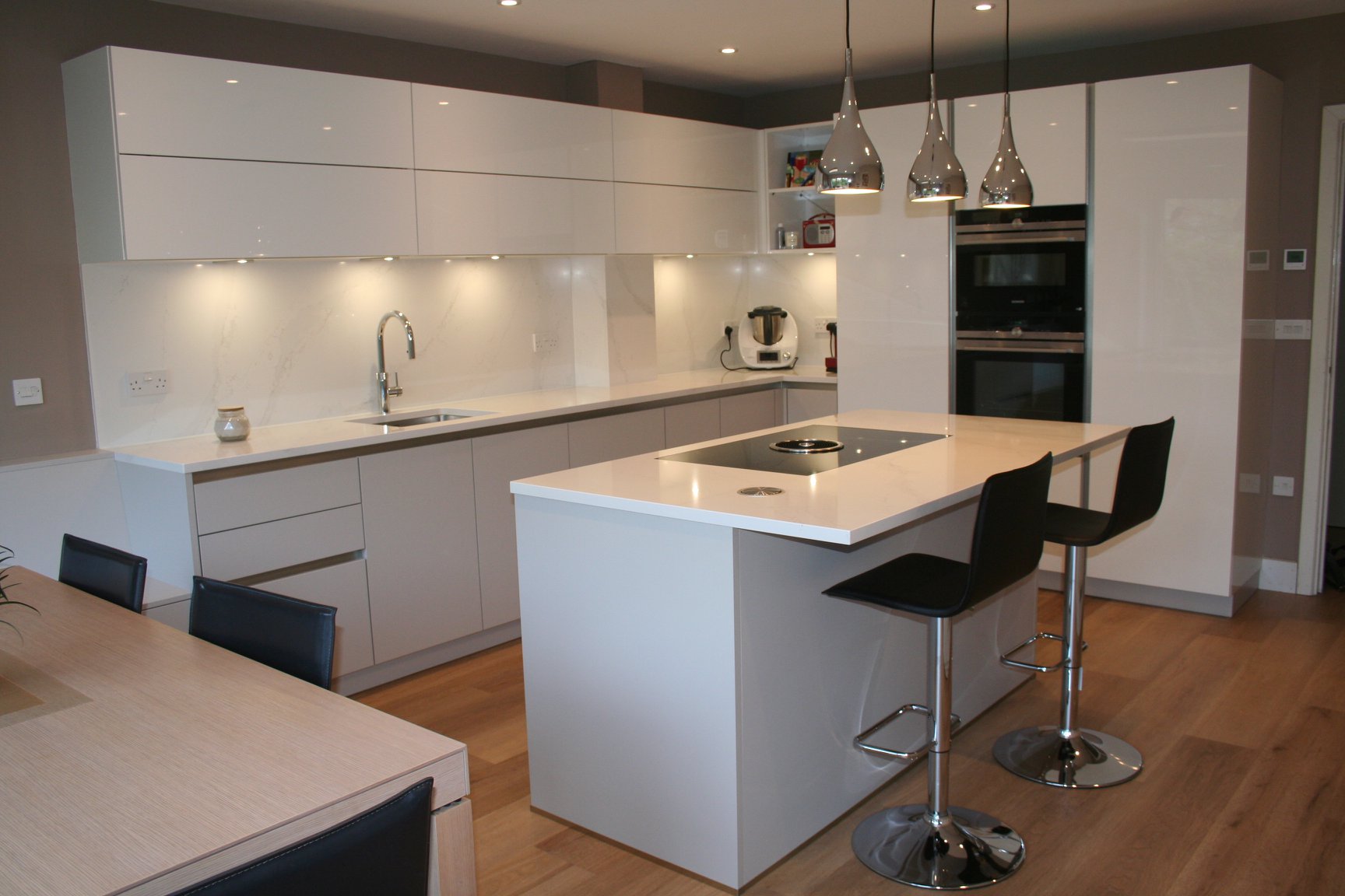Silky Beige matt and Snow White gloss — a Störmer kitchen by Kitchensmiths, with silestone Calacutta Gold worktops (photograph 2 of 8)