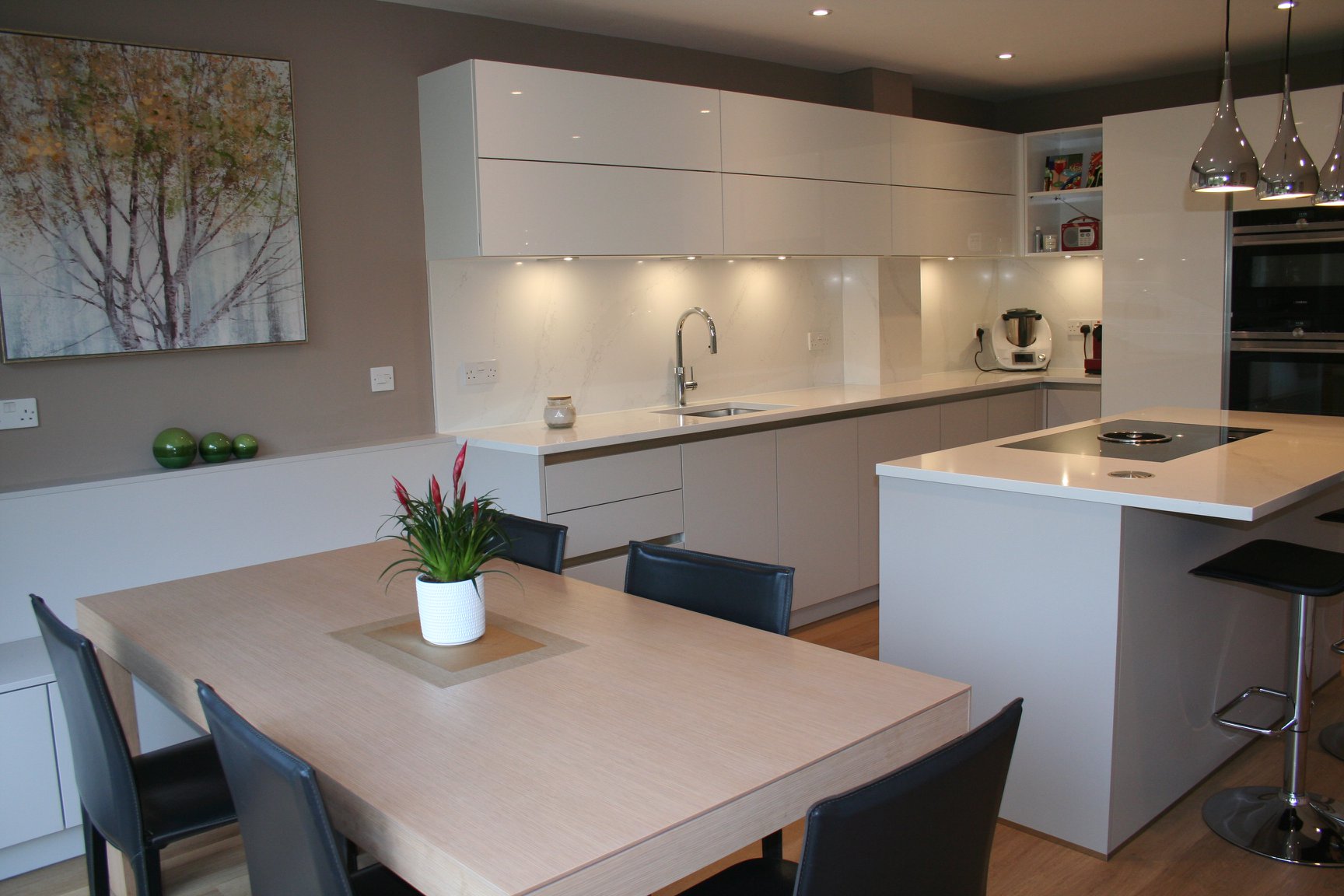 Silky Beige matt and Snow White gloss — a Störmer kitchen by Kitchensmiths, with silestone Calacutta Gold worktops (photograph 3 of 8)