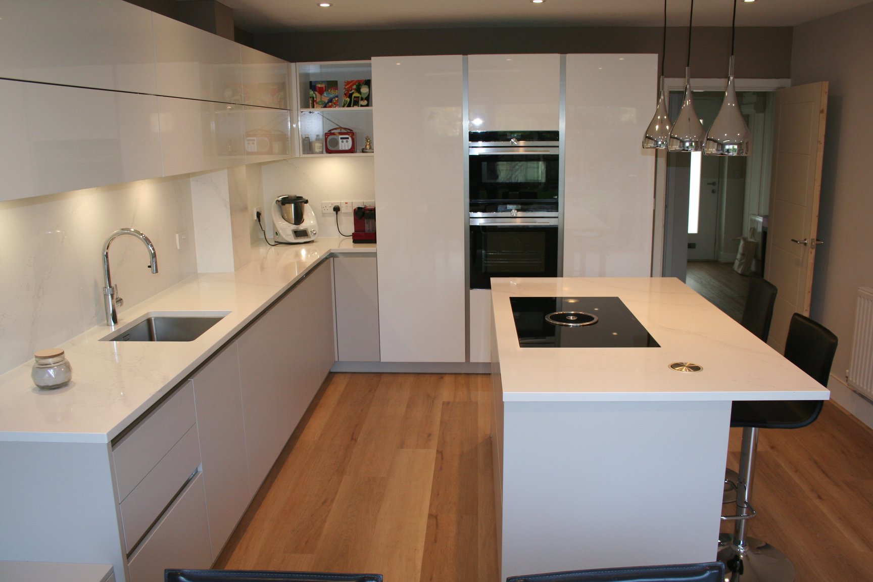 Silky Beige matt and Snow White gloss — a Störmer kitchen by Kitchensmiths, with silestone Calacutta Gold worktops (photograph 6 of 8)