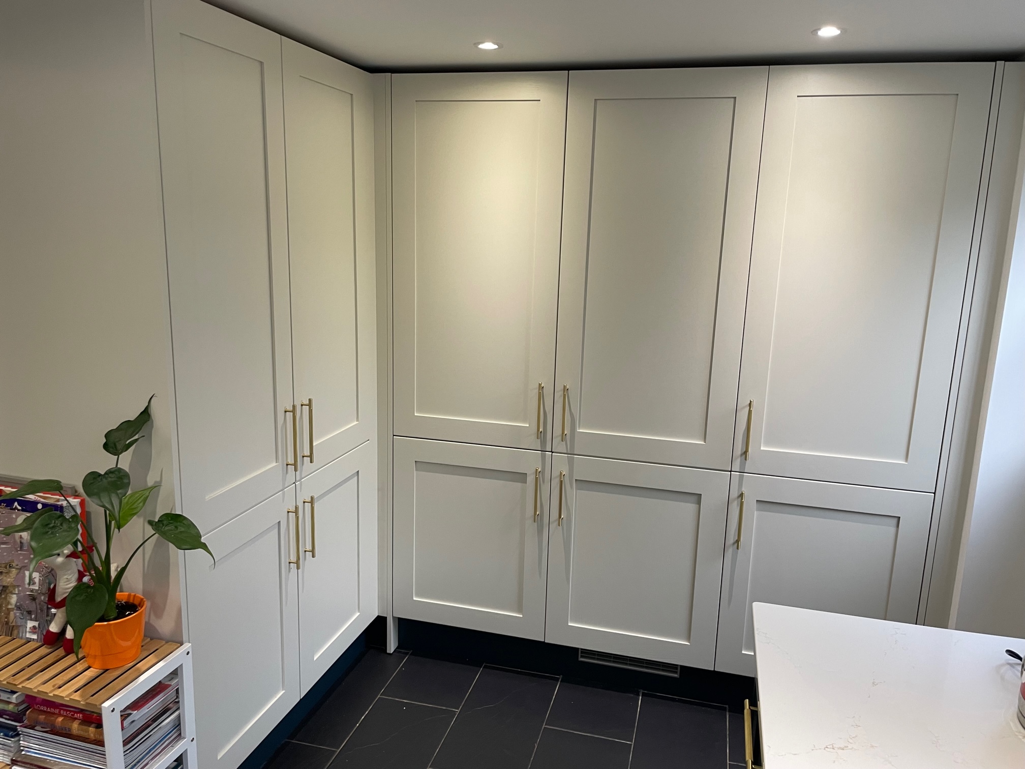 Everything, in one kitchen — a Stoneham kitchen by Kitchensmiths, with silestone Ethereal Glow worktops (photograph 2 of 5)
