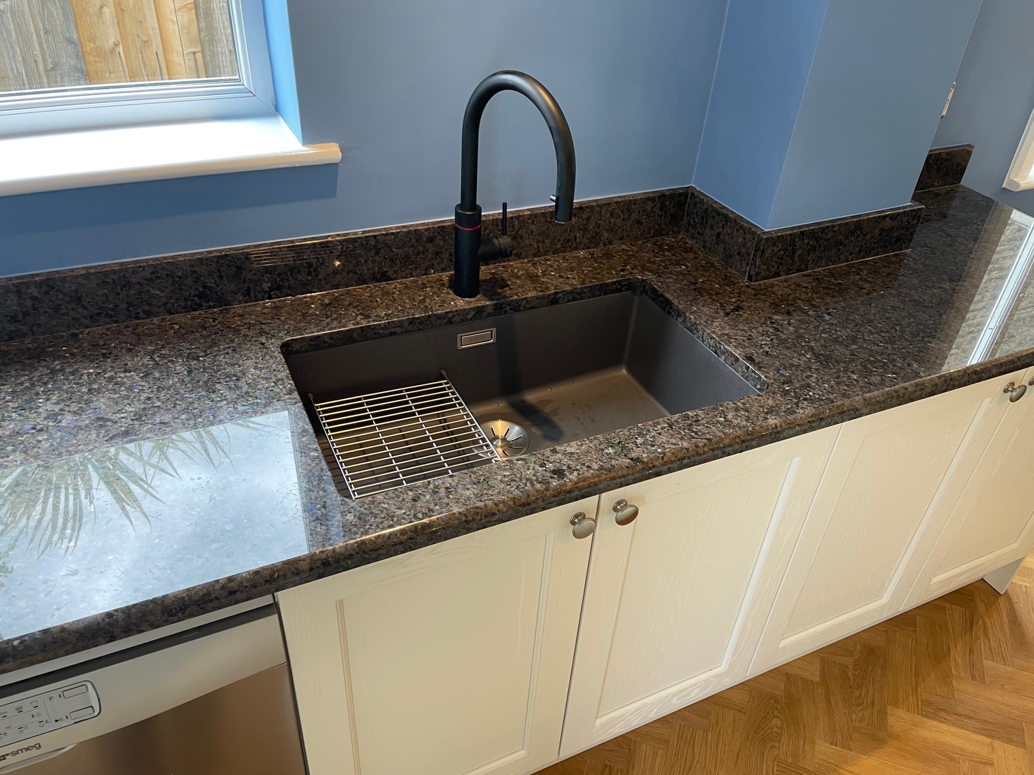 Painted oak Cudham, classic and unhurried — a Stoneham kitchen by Kitchensmiths (photograph 4 of 6)