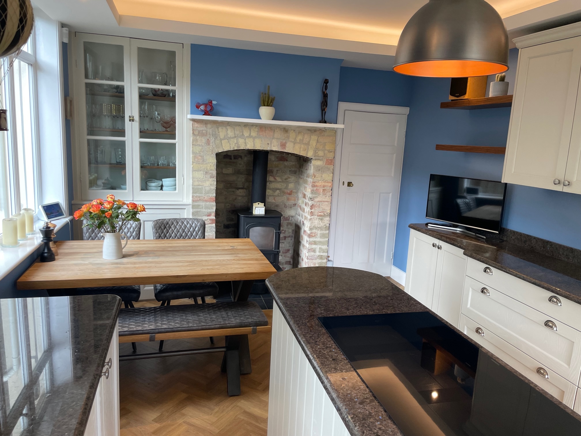 Painted oak Cudham, classic and unhurried — a Stoneham kitchen by Kitchensmiths (photograph 5 of 6)