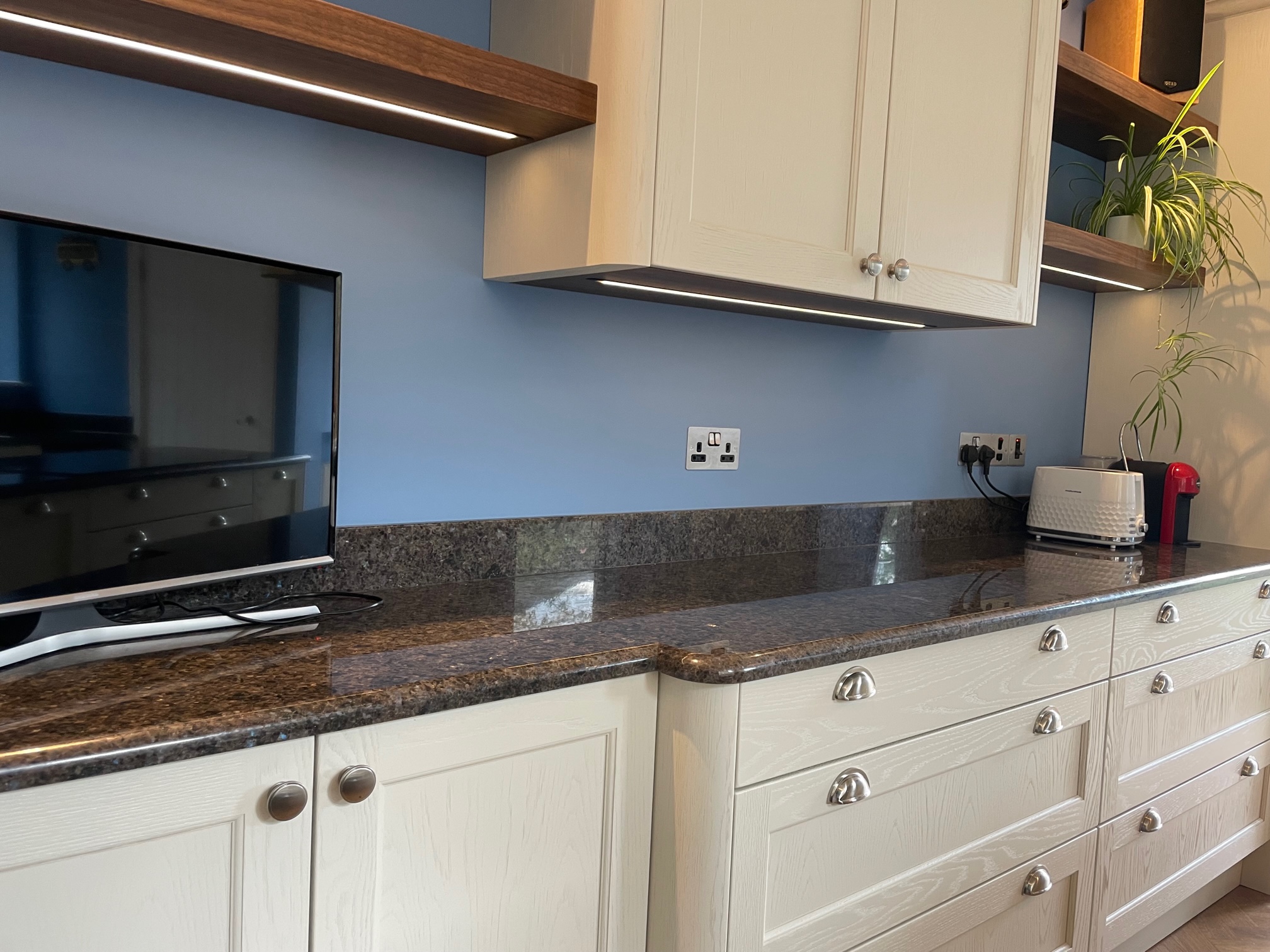 Painted oak Cudham, classic and unhurried — a Stoneham kitchen by Kitchensmiths (photograph 6 of 6)