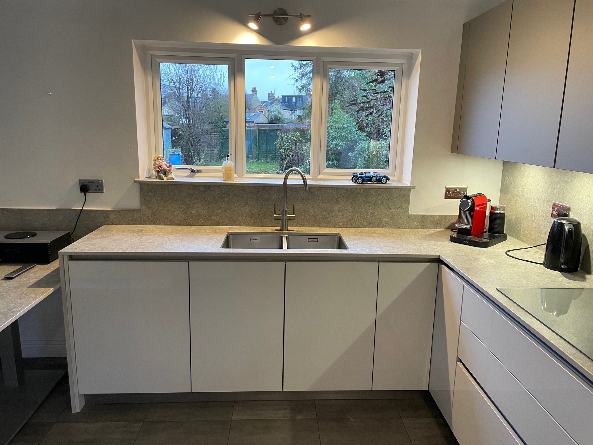Matt and gloss, both — a Sachsenküchen kitchen by Kitchensmiths, with dekton Grigio worktops (photograph 4 of 6)