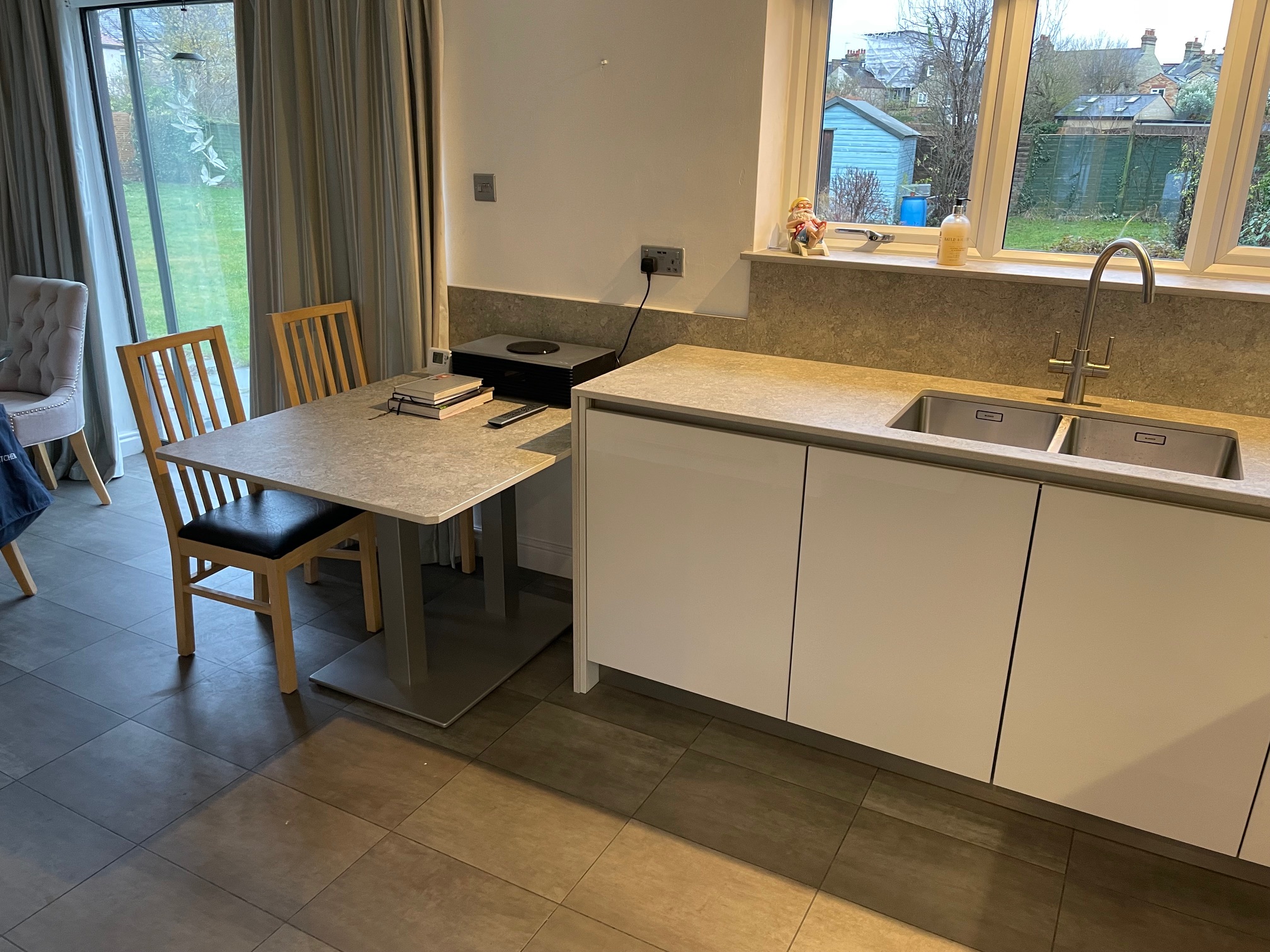 Matt and gloss, both — a Sachsenküchen kitchen by Kitchensmiths, with dekton Grigio worktops (photograph 5 of 6)