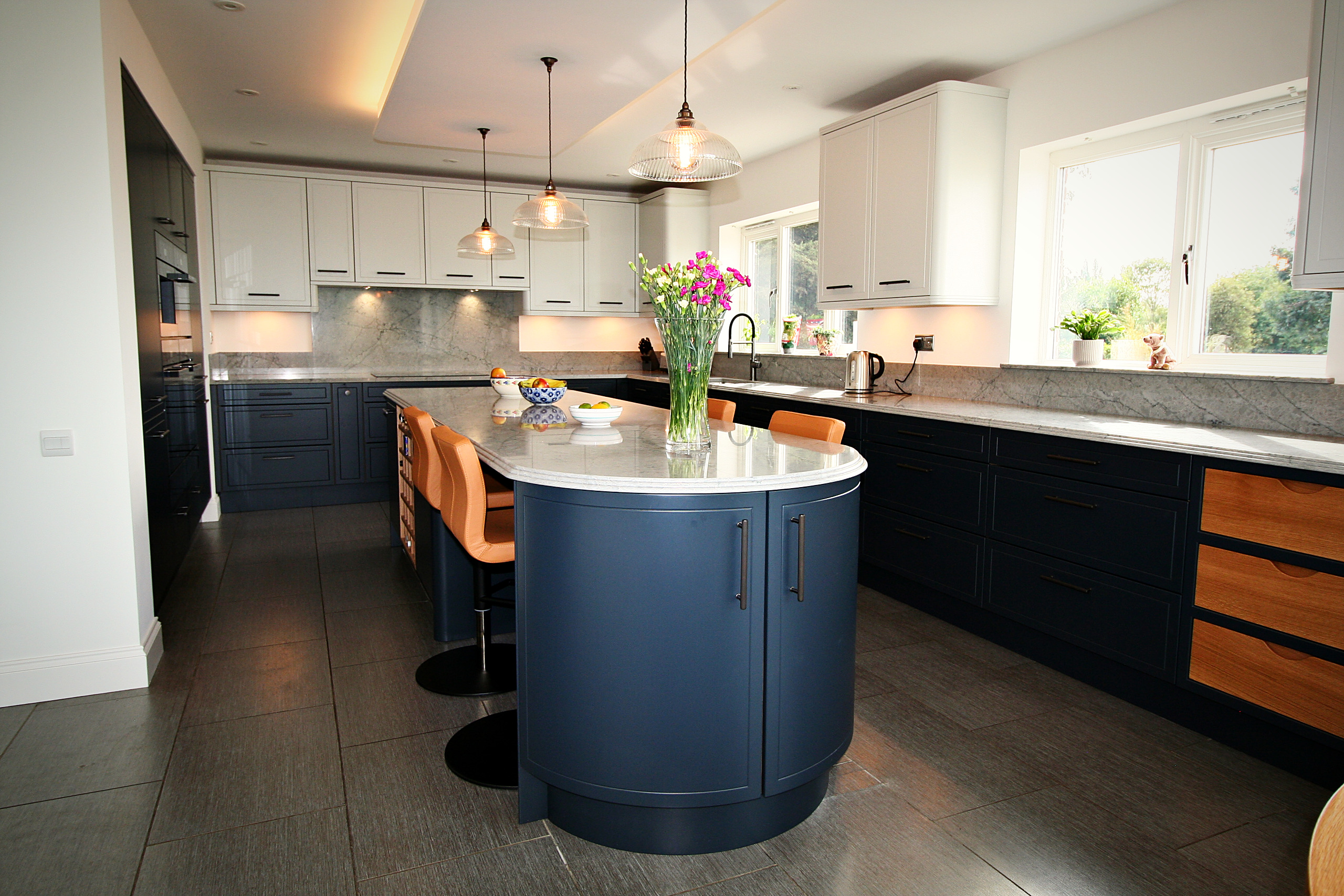 Long kitchen run with Railings painted island, curved end unit and Cristallo Platino quartz worktops